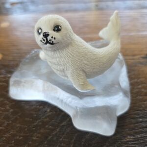VTG SNOW PUP SEAL FIGURINE WITH GLASS ICE BASE